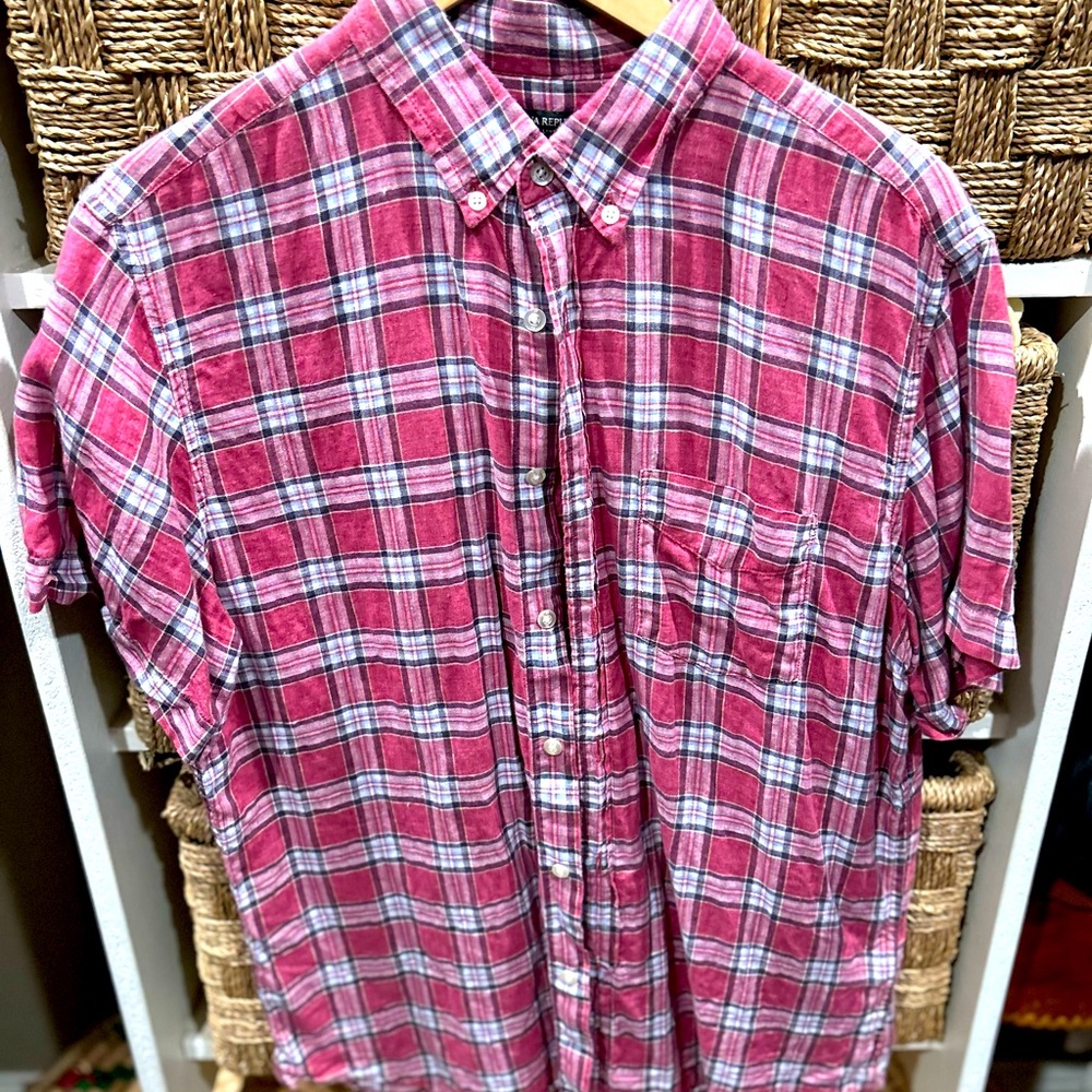 Banana Republic men’s red checkered short sleeve button up shirt, size large